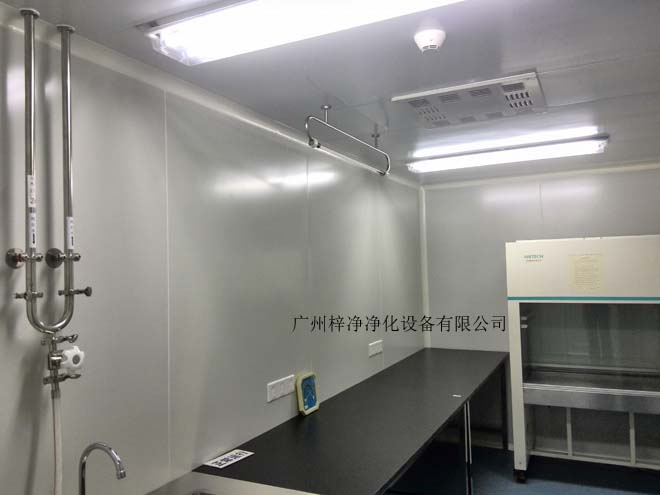 建造和使用潔凈室能有效減少室內(nèi)誘入、產(chǎn)生及滯留粒子。