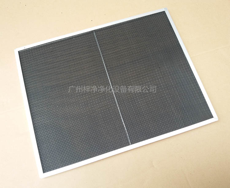 尼龍網(wǎng)初效過濾器骨架采用直徑為6mm的鐵絲焊接處理,目的防止過濾器變形。