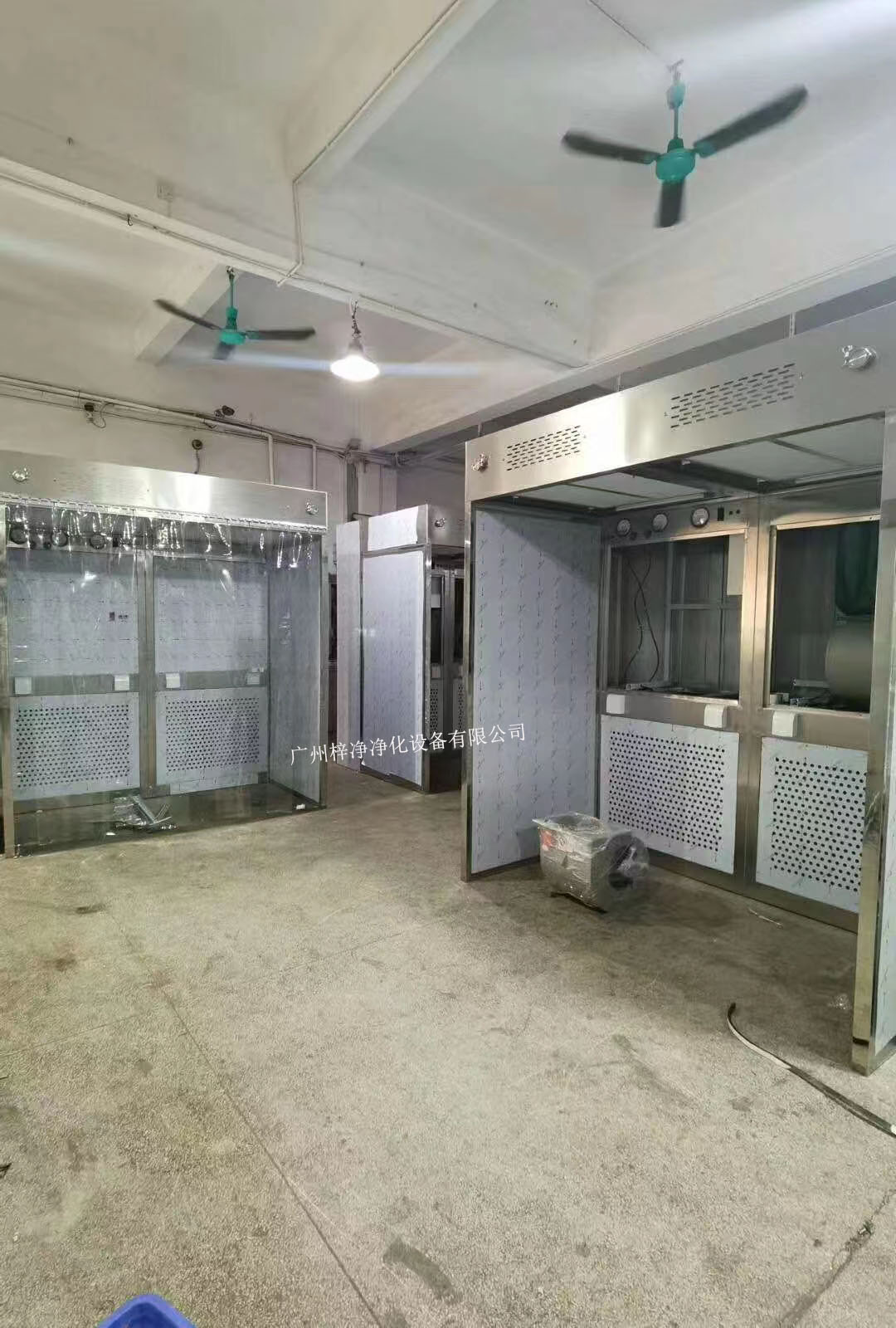 負(fù)壓稱量室設(shè)備由工作區(qū)、回風(fēng)箱體、風(fēng)機(jī)箱體、出風(fēng)箱體及外箱體幾大部分拼裝而成。